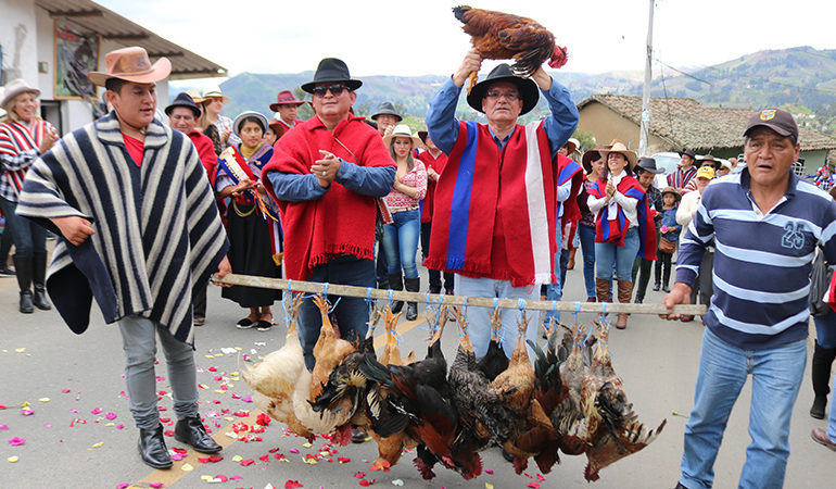 VINCHOA GRANDE FESTEJÓ EL  ENTIERRO DEL CARNAVAL CON EL GALLO COMPADRE