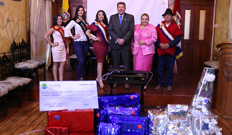 ALCALDE RAMSSES TORRES  ENTREGA PRESENTES A LAS GANADORAS DEL CERTAMEN DE BELLEZA