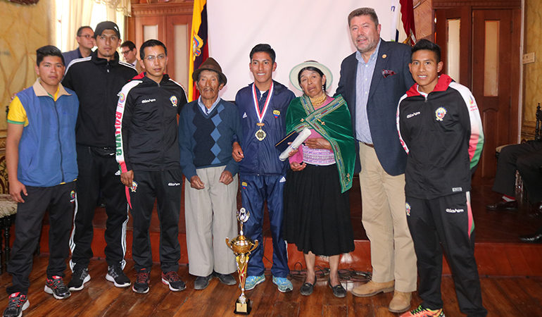 MUNICIPIO DE GUARANDA ENTREGA RECONOCIMIENTO A JOVEN DEPORTISTA GUARANDEÑO