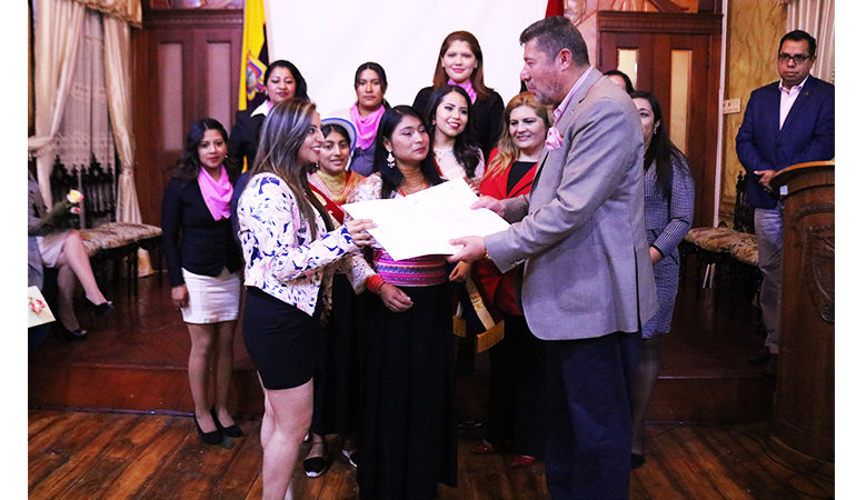 ALCALDE DE GUARANDA ENTREGA RESOLUCIÓN QUE POSIBILITA LA CONSTITUCIÓN JURÍDICA DE LA CIA. DE TAXIS “MUJER NUEVO SENDERO”