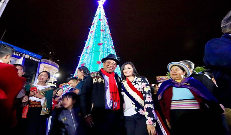 GIGANTE ÁRBOL DE NAVIDAD FUE ENCENDIDO EN LA PLAZA ROJA