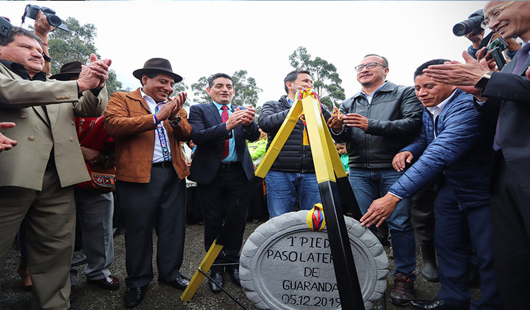 ALCALDE DE GUARANDA COLOCA LA PRIMERA PIEDRA PARA LA CONSTRUCCIÓN DEL PASO LATERAL