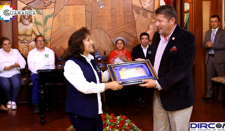 VERÓNICA GALLARDO RECIBE LAS LLAVES DE GUARANDA