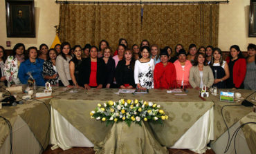 PRESIDENTA DE ACCIÓN SOCIAL MUNICIPAL DE GUARANDA, PRESENTA PROYECTO DE VIVIENDA DE INTERÉS SOCIAL EN REUNIÓN CON ROCÍO GONZÁLEZ DE MORENO