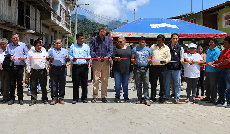 EL ALCALDE DE GUARANDA ENTREGA ADOQUINADO Y REHABILITACIÓN VIAL DE LA CALLE PRINCIPAL A CHAZOJUAN