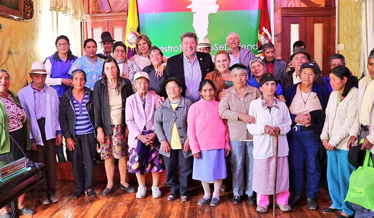 ALCALDE TORRES, RECIBE EL AGRADECIMIENTO DE LOS ABUELITOS DE SAN LORENZO