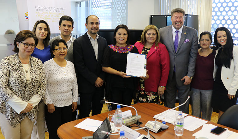 ALCALDE RAMSSES TORRES  SOCIALIZA LA ORDENANZA PREVENCIÓN ATENCIÓN  ERRADICACIÓN DE VIOLENCIA  BASADA EN GÉNERO DE GUARANDA, ANTE  UNA COMISIÓN DE LA ASAMBLEA