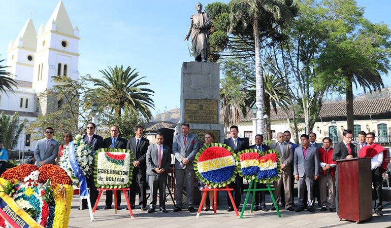 MUNICIPIO DE GUARANDA COLOCA OFRENDA FLORAL AL CONMEMORAR 197 AÑOS DE INDEPENDENCIA