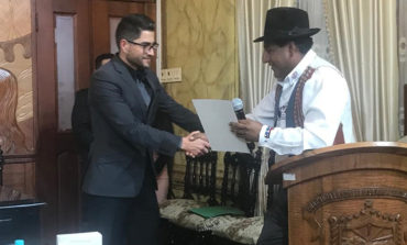 ALCALDE ENTREGA RECONOCIMIENTO A GUARANDEÑO DESTACADO