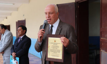 MUNICIPIO ENTREGÓ RECONOCIMIENTO A COLEGIOS DE GUARANDA