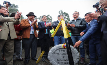 ALCALDE DE GUARANDA COLOCA LA PRIMERA PIEDRA PARA LA CONSTRUCCIÓN DEL PASO LATERAL