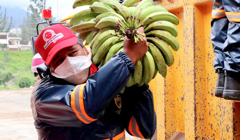 ALCALDÍA DE GUARANDA EMPRENDE "TRUEQUE SOLIDARIO" PARA SECTORES VULNERABLES
