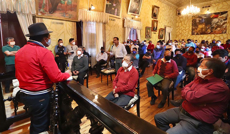 ALCALDE DE GUARANDA REALIZA REUBICACIÓN DE PARADA DE TAXIS