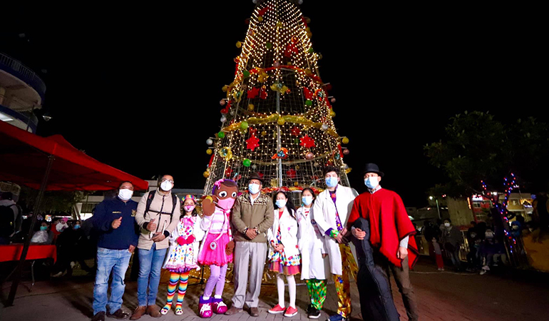 GUARANDA ENCIENDE LAS LUCES DE NAVIDAD
