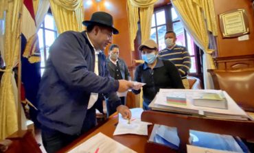 MUNICIPIO DE GUARANDA ENTREGÓ PÓLIZAS DE VIDA A FAMILIARES DE FUNCIONARIOS MUNICIPALES FALLECIDOS.