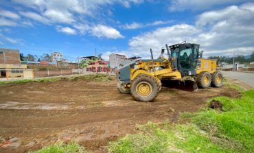 Alcaldía de Guaranda y moradores del barrio “Los Sauces” de Guanujo, unen esfuerzos para construir una cancha deportiva de uso múltiple.