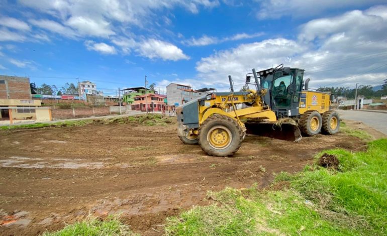 Alcaldía de Guaranda y moradores del barrio “Los Sauces” de Guanujo, unen esfuerzos para construir una cancha deportiva de uso múltiple.