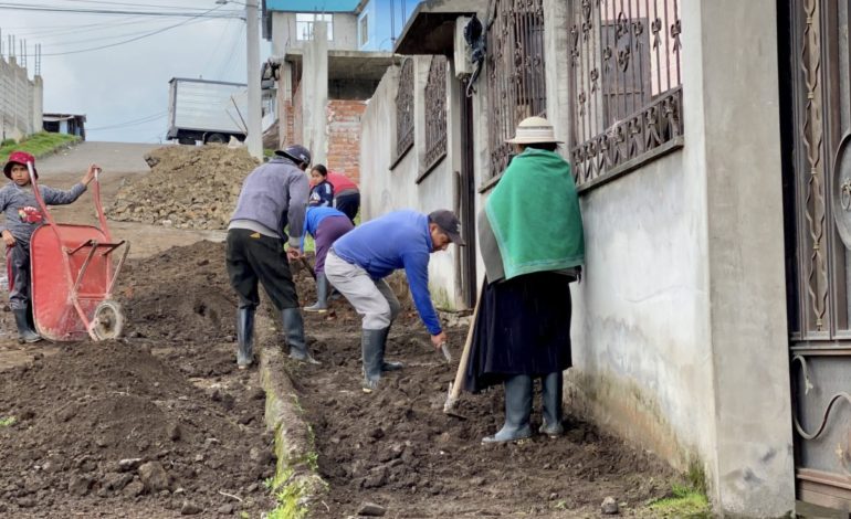 LA ALCALDÍA DE GUARANDA Y MORADORES DEL BARRIO “MANTILLA” A TRAVÉS DE MINGAS, INICIARON LA CONSTRUCCIÓN DE VÍAS, ACERAS Y BORDILLOS.