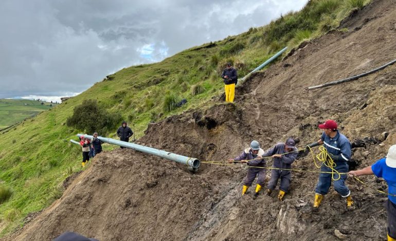 PÉRDIDA DE TUBERÍA MATRIZ CAUSÓ CORTE DE AGUA POTABLE EN GUARANDA; AL MOMENTO EL SERVICIO SE ENCUENTRA RESTABLECIDO