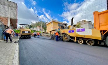 SE CONCRETA ASFALTADO EN LA CALLE AZUAY, JOAQUINA GALARZA Y 23 DE ABRIL