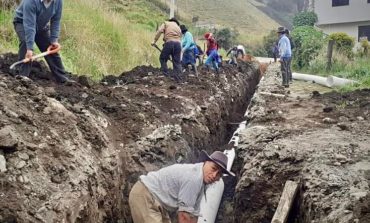 EN APAHUA, INICIÓ LA COLOCACIÓN DE LA RED DE ALCANTARILLADO