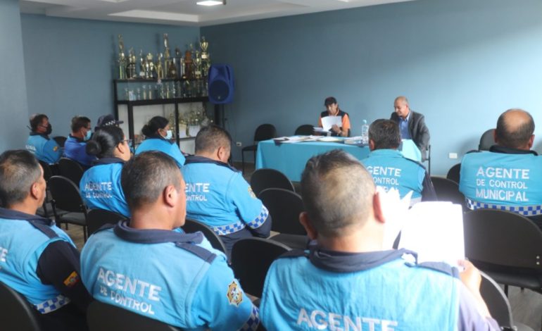 SOCIALIZAN ORDENANZAS CON AGENTES DE CONTROL MUNICIPAL