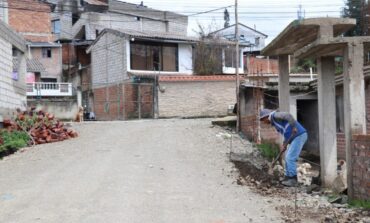 INICIÓ LA COLOCACIÓN DE BORDILLOS PREVIO AL ADOQUINADO EN EL BARRIO EL DORADO