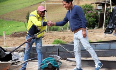 MUNICIPIO CONTINÚA TRABAJANDO EN LA CONSTRUCCIÓN DE CUBIERTAS EN VARIOS SECTORES DE GUARANDA