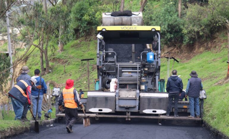 EL ASFALTO EN GUARANDA YA ES UNA REALIDAD