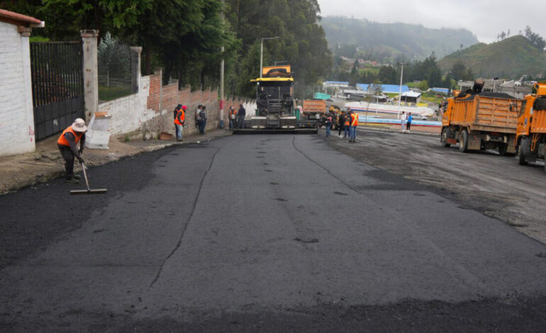 AVANZA CON ÉXITO LOS TRABAJOS DE ASFALTO EN LA PLAZA DEL CARNAVAL