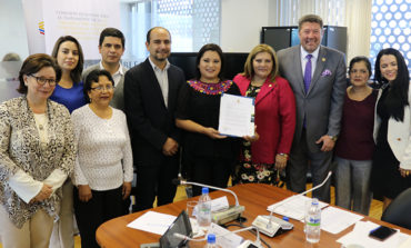 ALCALDE RAMSSES TORRES  SOCIALIZA LA ORDENANZA PREVENCIÓN ATENCIÓN  ERRADICACIÓN DE VIOLENCIA  BASADA EN GÉNERO DE GUARANDA, ANTE  UNA COMISIÓN DE LA ASAMBLEA