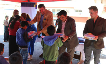 MUNICIPIO DE GUARANDA ENTREGA 180 KITS ESCOLARES