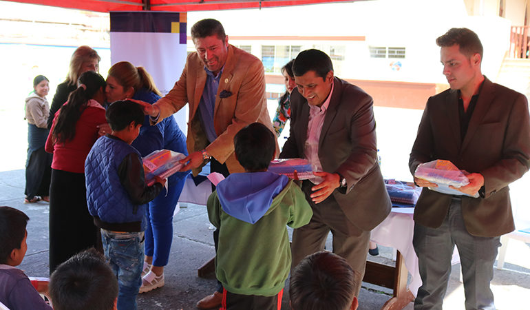 MUNICIPIO DE GUARANDA ENTREGA 180 KITS ESCOLARES