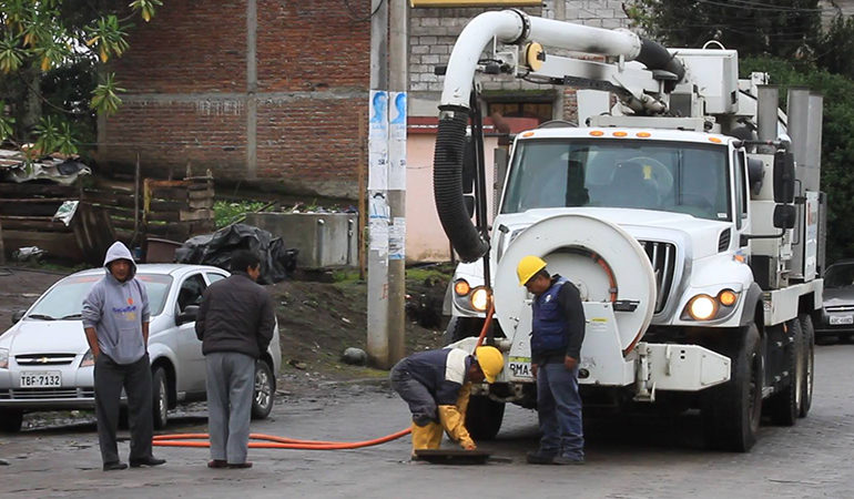 EMAPA-G  REALIZA TRABAJOS DE LIMPIEZA DE SUMIDEROS Y ALCANTARILLAS PARA EVITAR INUNDACIONES
