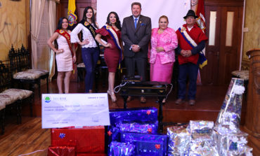 ALCALDE RAMSSES TORRES  ENTREGA PRESENTES A LAS GANADORAS DEL CERTAMEN DE BELLEZA