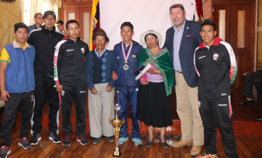 MUNICIPIO DE GUARANDA ENTREGA RECONOCIMIENTO A JOVEN DEPORTISTA GUARANDEÑO