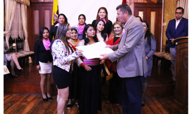 ALCALDE DE GUARANDA ENTREGA RESOLUCIÓN QUE POSIBILITA LA CONSTITUCIÓN JURÍDICA DE LA CIA. DE TAXIS "MUJER NUEVO SENDERO"