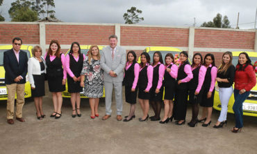 ALCALDE RAMSSES TORRES ENTREGA PERMISO DE OPERACIÓN A COMPAÑÍA DE TAXIS FEMENINO