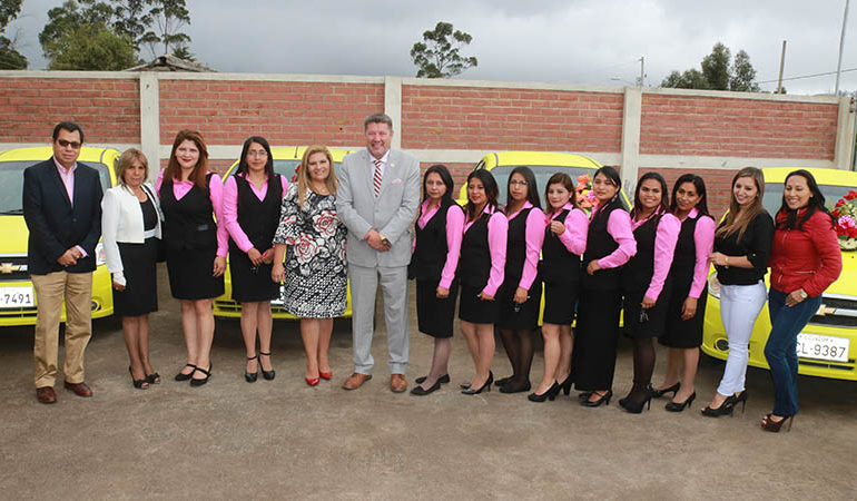 ALCALDE RAMSSES TORRES ENTREGA PERMISO DE OPERACIÓN A COMPAÑÍA DE TAXIS FEMENINO
