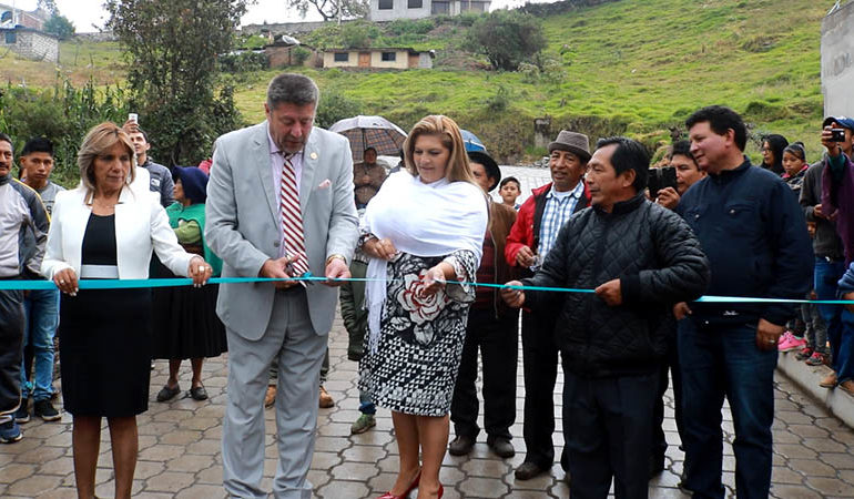 URBANIZACIÓN MIRADOR DE LOS ANDES SE BENEFICIA DEL ADOQUINADO ACERAS Y BORDILLOS