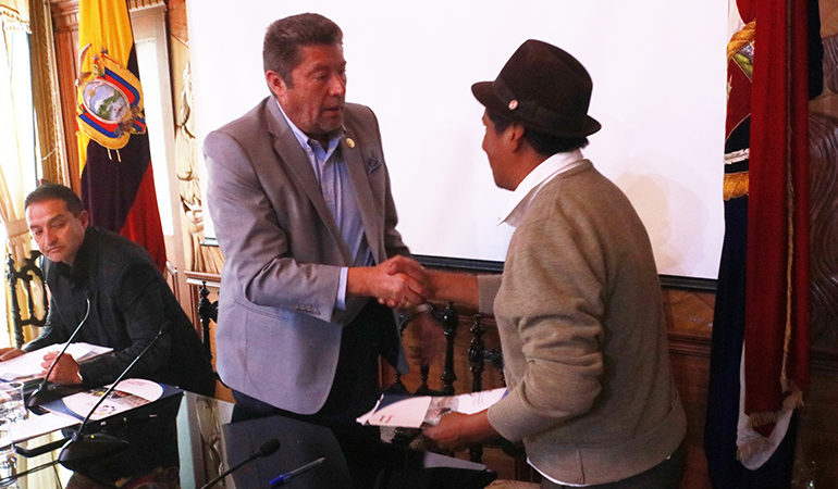 FIRMA DE CONVENIO ENTRE EL MUNICIPIO DE GUARANDA Y EL GAD PARROQUIAL DE JULIO MORENO