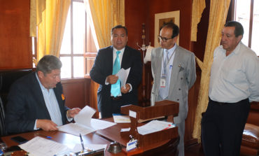 ALCALDE RAMSSES TORRES SUSCRIBE CONTRATO PARA EL SISTEMA DE SANEAMIENTO DE SAN LUIS DE PAMBIL Y CUATRO ESQUINAS