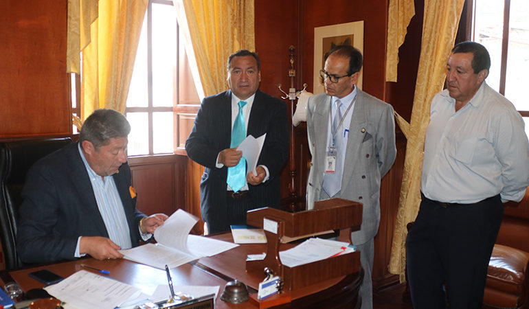 ALCALDE RAMSSES TORRES SUSCRIBE CONTRATO PARA EL SISTEMA DE SANEAMIENTO DE SAN LUIS DE PAMBIL Y CUATRO ESQUINAS