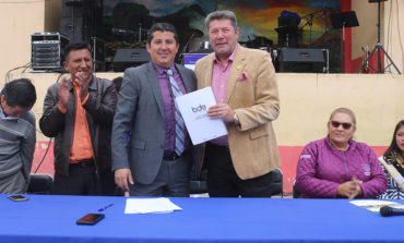 ALCALDE RAMSSES TORRES SUSCRIBE FINANCIAMIENTO CON EL BDE PARA EL ALCANTARILLADO DE SALINAS
