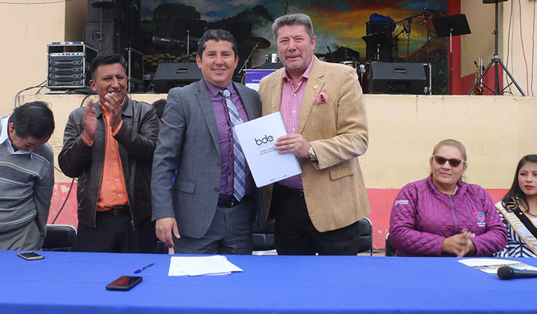 ALCALDE RAMSSES TORRES SUSCRIBE FINANCIAMIENTO CON EL BDE PARA EL ALCANTARILLADO DE SALINAS