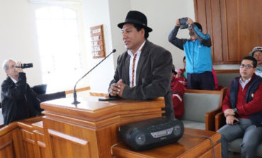 ALCALDE DE GUARANDA ASISTE A CEREMONIA DE ENTREGA DE MOBILIARIOS A UNIDADES EDUCATICAS