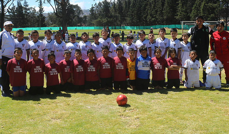 NIÑOS DEL CURSO VACACIONAL MUNICIPAL 2019 VISITARON ESCUELA DE FUTBOL DE LA LDU – SEDE SUR