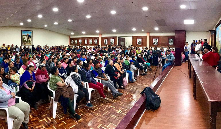 COMERCIANTES DEL MERCADO 10 DE NOVIEMBRE SE REÚNEN CON ALCALDE DE GUARANDA
