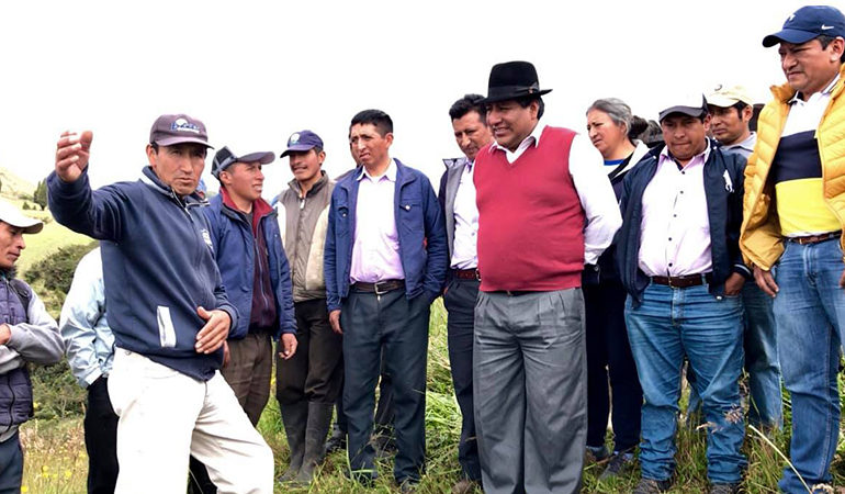 ALCALDE JUNTO A LOS MORADORES RECORREN TRABAJOS EN EJECUCIÓN