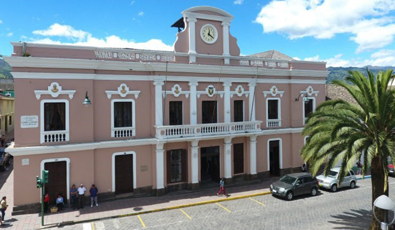 DESPUES DE 90 AÑOS   DE ORIENTAR LA HORA A LOS GUARANDEÑOS EL RELOJ DE LA MUNICIPALIDAD ENTRA EN SU ETAPA DE MANTENIMIENTO